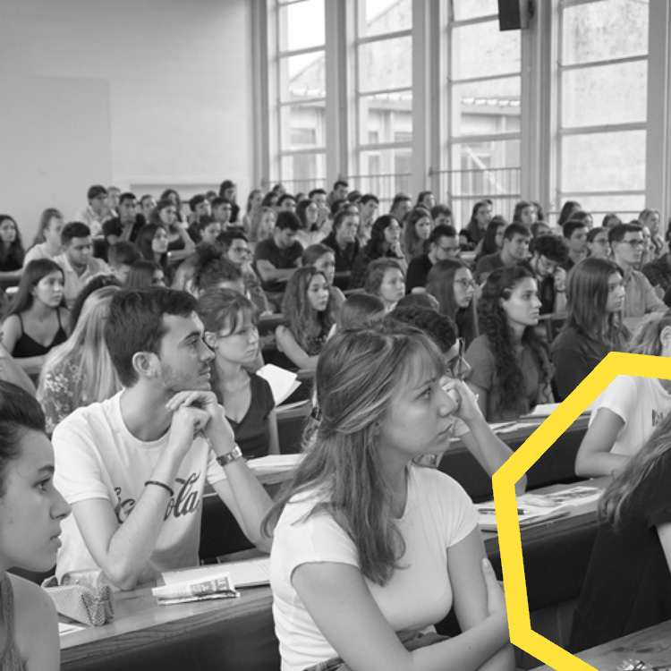 Classe qui regarde vers la droite, en noir et blanc