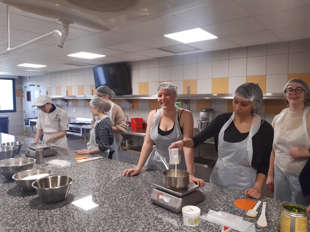 Femmes qui sont en train de cuisiner dans une cuisine professionnelle