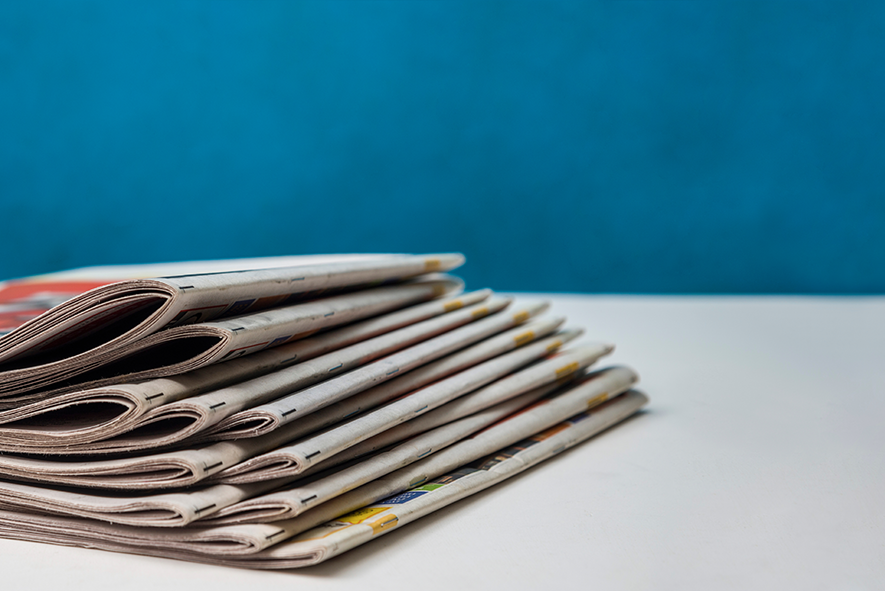 Journaux empliés les uns au dessus des autres