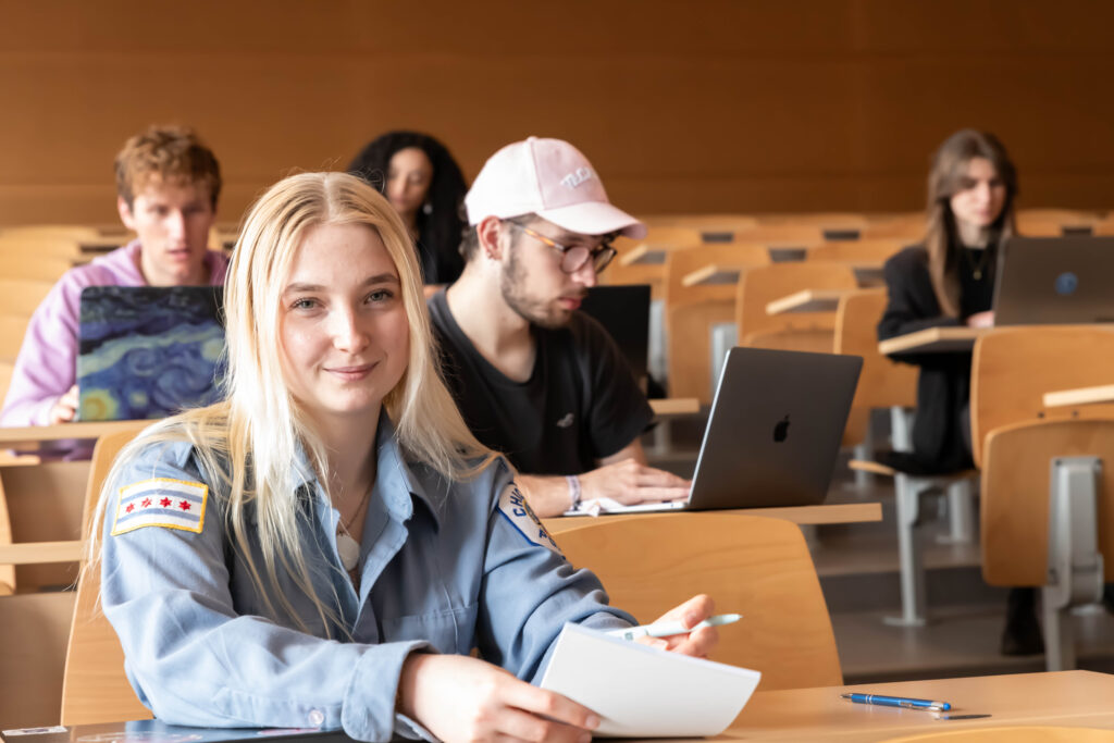 Des élèves dans un amphithéâtre, sur les ordinateurs